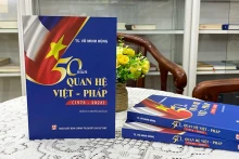 Le livre a été écrit pour aider les lecteurs à mieux comprendre le processus de développement des relations Vietnam-France dans l’histoire et les perspectives d’avenir. Photo: nhandan.vn