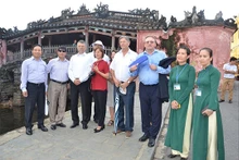 Une délégation de la ville de Szentendre, en Hongrie lors d'une visite dans la ville de Hôi An. Photo : thoidai.com.vn