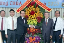 Le Vice-Premier ministre Trân Luu Quang et le pasteur Thai Phuoc Truong, chef de la Confédération générale de l'Église évangélique du Vietnam (au Sud). Photo : VNA.