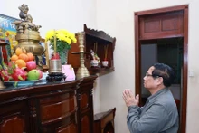 Le Premier ministre Pham Minh Chinh rend hommage à l’ancien Premier ministre Phan Van Khai. Photo : VNA.