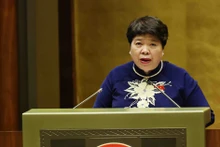 La présidente de la Commission des affaires sociales de l'Assemblée nationale, Nguyen Thuy Anh, présente un rapport lors de la séance de travail. Photo : VNA.