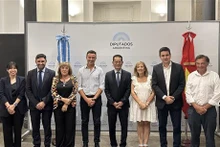 L'ambassadeur du Vietnam en Argentine Duong Quôc Thanh (4e de droite à gauche) et des membres du Groupe d'amitié parlementaire Argentine-Vietnam. Photo: VNA