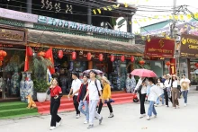Les touristes visitent le village de poterie de Bat Trang. Photo : nhandan.vn