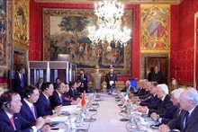 Vue de l'entretien entre le président vietnamien Vo Van Thuong et son homologue italien Sergio Mattarella, à Rome, le 26 juillet. Photo: VNA