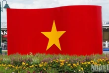 Le grand drapeau a été installé au parc de Bên Bach Dang, dans le 1er arrondissement de Hô Chi Minh-Ville, pour la Fête nationale du 2 septembre 2024. Photo : nhandan.vn 