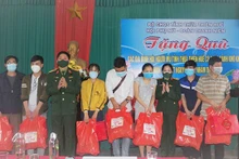 Remise de cadeaux aux familles démunis, membres de l'Association des personnes malvoyantes de la province de Thua Thiên Huê à l'occasion du Nouvel An lunaire 2022. Photo : ttthvietduc.vn
