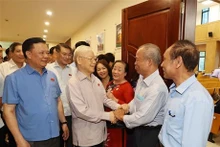 Le Secrétaire général du Parti communiste du Vietnam, Nguyên Phu Trong (2e, de gauche à droite) et des électeurs de Hanoi. Photo : VNA.