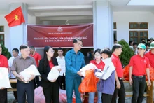 Remise de cadeaux à des habitants touchés par le typhon n°3, dans la commune de Ngoc Chien, district de Muong La, province de Son La. Photo : VNA.