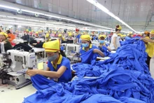 Une chaîne de production de vêtements chez la société Hana Kovi Vietnam à capital 100% sud-coréen à Bac Giang. Photo : VNA.