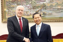 Le vice-ministre du Travail, des Invalides et des Affaires sociales, Lê Tan Dung (à droite), et l'ambassadeur de Finlande au Vietnam, Keijo Norvanto. Photo : molisa.gov.vn