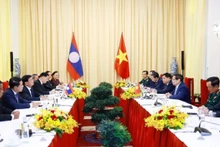 La réunion entre le Premier ministre vietnamien Pham Minh Chinh et le secrétaire général du Parti populaire révolutionnaire lao (PLR) et président Thongloun Sisoulith. Photo : VNA.