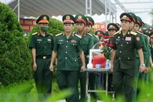 La cérémonie d'inhumation de six restes de soldats volontaires vietnamiens morts au Laos au cimetière des Morts de Tong Khao (commune de Thanh Nua, district de Diên Biên, province éponyme). Photo : VNA.