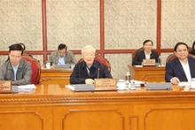 Le Secrétaire général du Parti Nguyên Phu Trong (au centre) lors de la réunion du Bureau politique, à Hanoi, le 30 mars. Photo : VNA.