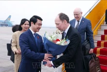 Le Président du Parlement de Finlande, Jussi Halla-aho (droite), est accueilli à l'aéroport international de Noi Bai par le vice-président de la Commission des relations extérieures de l'Assemblée nationale, Lê Anh Tuân. Photo : VNA.