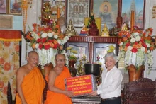 Le président du CC du FPV félicite des bonzes khmers de Bac Lieu pour Chol Chnam Thmây. Photo: VNA.