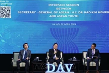 Le secrétaire général de l'ASEAN, Kao Kim Hourn (au milieu), lors de l'événement. Photo: VNA