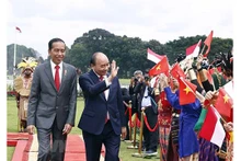 Le Président Nguyên Xuân Phuc (à gauche) et son homologue indonésien Joko Widodo à la cérémonie d’accueil officielle, le 22 octobre. Photo : VNA.