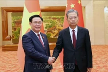 Le Président de l'Assemblée nationale du Vietnam Vuong Dinh Huê (gauche) et le président de l'Assemblée populaire nationale chinoise, Zhao Leji. Photo : VNA,