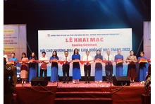 Les délégués coupent le ruban d'inauguration de la foire internationale du commerce et du tourisme de Nha Trang 2023. Photo : conthuong.com.vn 
