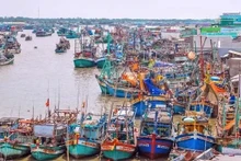 Bateaux de pêche hauturière au port maritime du bourg de Sông Dôc, district de Trân Van Thoi, province de Ca Mau. Photo : VNA.