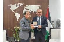 Le poète Nguyên Quang Thiêu (à gauche) reçoit l’Ordre de la culture, des sciences et des arts de 1ère classe de l’État de la Palestine. Photo: Le poète Nguyên Quang Thiêu