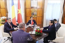 Rencontre restreinte entre le Premier ministre Pham Minh Chinh et son homologue roumain, Ion-Marcel Ciolacu. Photo: VNA