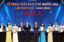 Le Président Vo Van Thuong (5e, de droite à gauche) a remis les prix A aux lauréats. Photo : VNA.