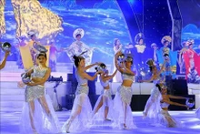 Ouverture du carnaval sur le thème "Danse de Ha Long - Harmonie des cinq continents". Photo : VNA.