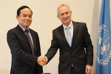 Le Vice-Premier ministre Trân Luu Quang (à gauche) et le Président de l'Assemblée générale des Nations Unies, Csaba Korosi. Photo : VNA.