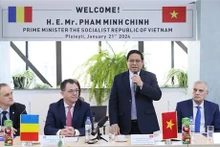 Le Premier ministre Pham Minh Chinh prend la parole lors de la rencontre avec les autorités de Prahova et la Chambre de Commerce et d'Industrie de cette localité. Photo: VNA