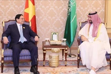 Le Premier ministre Pham Minh Chinh (gauche) et le Premier ministre et prince héritier d'Arabie saoudite Mohammad ben Salmane. Photo : VNA.