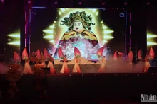 Un spectacle artistique lors de la cérémonie d'ouverture de la fête de « Bà Chua Xu » de la montagne Sam. Photo : NDEL.