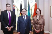 Le Présidetn de l'AN Vuong Dinh Huê (centre) et a présidente du Sénat Sue Lines et le Président de la Chambre des représentants Milton Dick à Canberra le 30 novembre. Photo : VNA.
