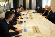 Le ministre vietnamien de l'Industrie et du Commerce, Nguyên Hông Diên, travaille avec Steve Biegun, vice-président de Boeing. Photo : VOV.