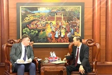 Le vice-ministre de l’Agriculture et du Développement rural Phung Duc Tiên (à droite) et Vladimir Murashkin, Premier secrétaire de l’ambassade de la Fédération de Russie au Vietnam (à gauche). Photo: thoidai.com.vn