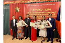 Remise des certificats de mérite aux individus et aux collectifs ayant obtenu des résultats excellents dans l’enseignement et l’apprentissage de la langue vietnamienne en République tchèque. Photo: L'ambassade du Vietnam en R. tchèque