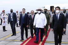 Le Président Yoweri Kaguta Museveni et une délégation de haut rang de la République d'Ouganda sont arrivés à Hanoï le 23 novembre après-midi. Photo : VNA.