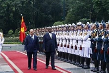 Cérémonie d’accueil officielle du président ougandais à Hanoï. Photo : VNA.