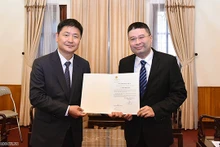 Le directeur par intérim du Département consulaire, Doan Hoàng Minh, a remis le 4 janvier un exequatur à Kang Boo Sung, nouveau Consul général de République de Corée à Dà Nang. Photo: baoquocte.vn
