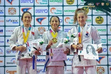 L'athlète Phùng Thi Huê (1er à gauche) a remporté une médaille d'argent dans la catégorie des 45 kg aux 20e Championnats du monde de jujitsu. Photo : baoquocte.vn