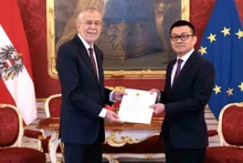L'ambassadeur vietnamien Vu Lê Thai Hoàng (à droite) et Président d'Autriche, Alexander Van der Bellen (à gauche). Photo: baoquocte.vn