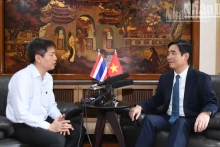 L'ambassadeur du Vietnam en Thaïlande, Pham Viet Hung (à droite), accorde une interview au correspondant permanent du Journal Nhân Dân en Thaïlande. Photo : nhandan.vn