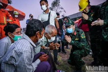 Des larmes ont coulé sur les visages dévastés après plusieurs jours d’attente angoissante, des étreintes de gratitude et de respect ont été adressées aux secouristes vietnamiens. Photo : nhandan.vn