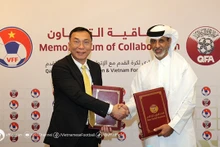 La signature d'un mémorandum de coopération pour le développement du football entre, le président de la Fédération vietnamienne de Football (VFF), Trân Quôc Tuân (à gauche), et son homologue qatarien, Sheikh Hamad bin Khalifa bin Ahmed Al Thani. Phoot : VFF.