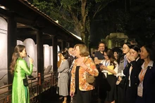 Une délégation franco- vietnamienne visite le Temple de la Littérature-Quôc Tu Giam. Photo : hanoi.gov.vn