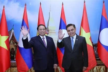 Le Premier ministre Pham Minh Chinh (à gauche) et le Président de l'Assemblée nationale lao (AN) Saysomphone Phomvihane. Photo : VNA.