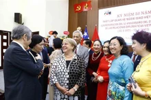L’ancienne Présidente chilienne Michelle Bachelet avec les délégués lors de la cérémonie, à Hanoi, le 25 mars. Photo : VNA.