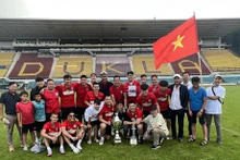 L'équipe du FC Sapa Praha de la communauté vietnamienne en République tchèque. Photo : VNA