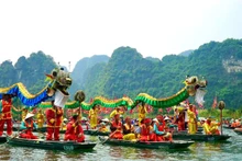 La danse du dragon sur la rivière au festival de Tràng An 2023. Photo : NDEL.