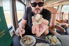 Samy et sa petite amie ont eu l'occasion de faire l'expérience dans un train de 5 étoiles allant de Huê à Dà Nang. Photo : Social Samy.